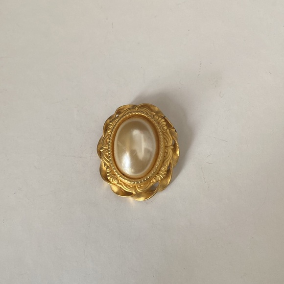 Vintage goldtone faux pearl Brooch - Picture 2 of 8